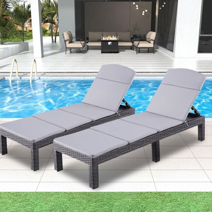 Lot de 2 Bain de soleil chaises longues de jardin en résine tressée imitation rotin, avec coussins gris, pour terrasse et piscine(2 Transats)